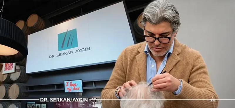 Dr. Serkan Aygin in einer vor-OP Beratung für eine Barttransplantation in der Türkei
